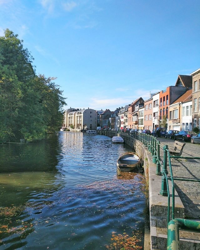 canal de Gante com barco e paisagem