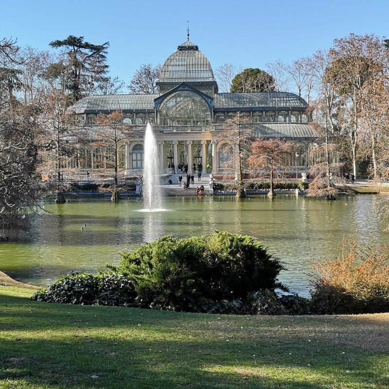 palacio de cristal e lago em Madrid