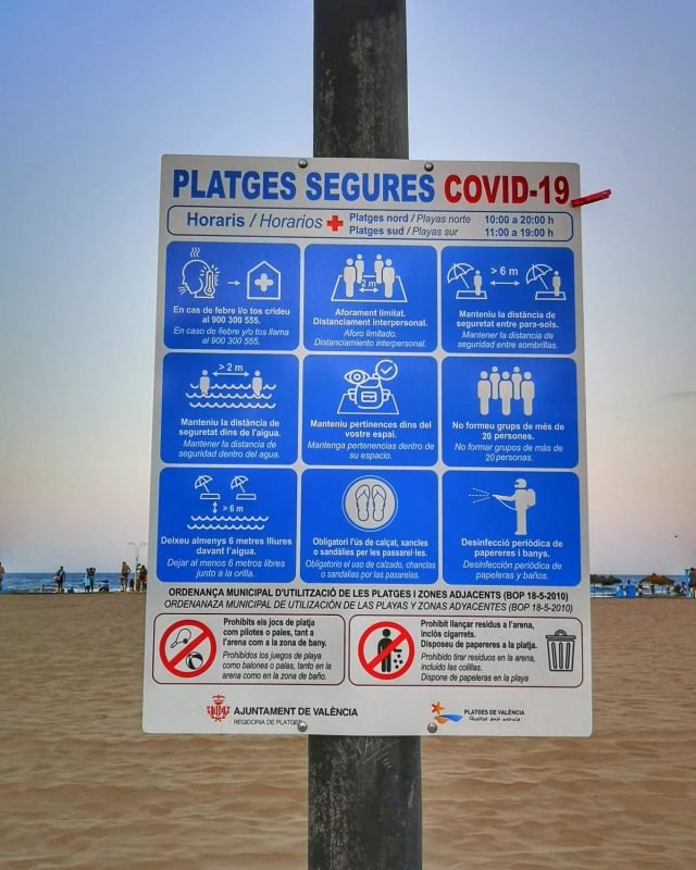 placa com normas de segurança na praia da Espanha