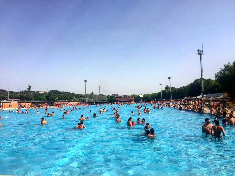 piscinas públicas no verão na Espanha
