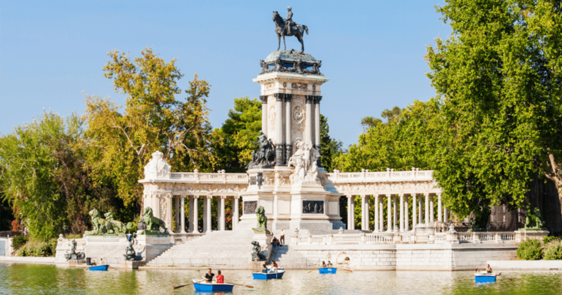 lago do Parque do Retiro em Madrid com pessoas no barco a remo