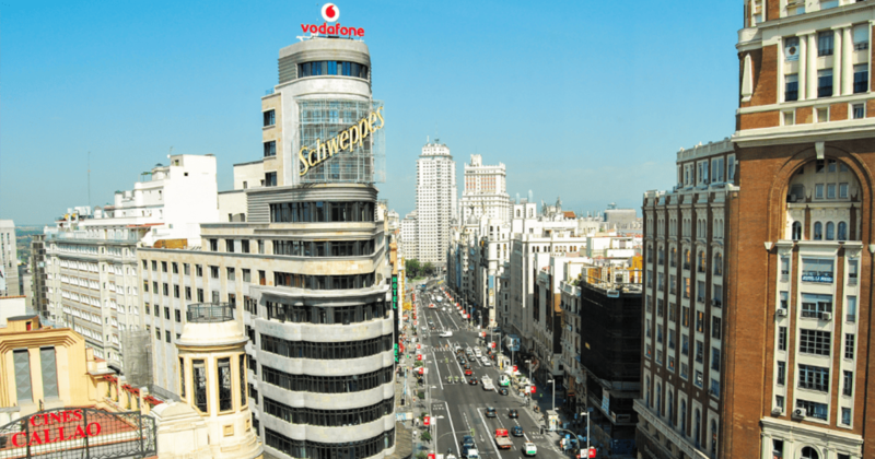 imagem aérea da Gran Vía em Madrid, na Espanha. Com o Edifício Carrión e o anúncio do
Schweppes.