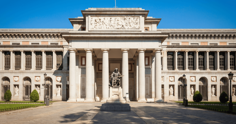 Entrada do museu do Prado em Madrid, Espanha.