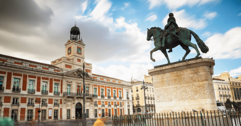 Plaza Mayor, ponto turístico em Madrid, com a estátua de Felipe III.