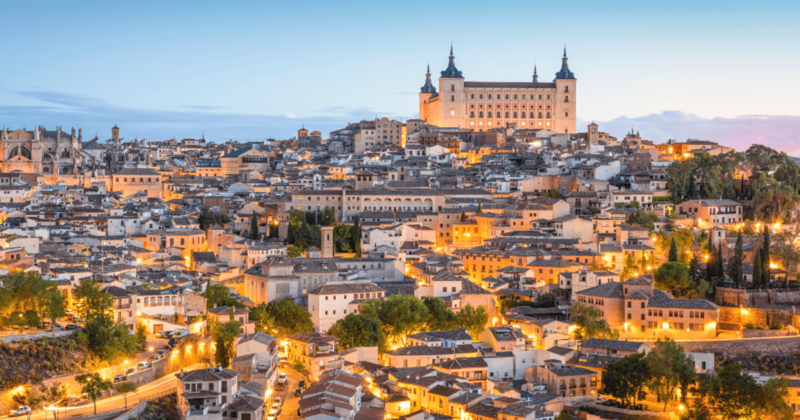 Imagem aérea de Toledo, cidade próxima de Madrid. É possível ver o Alcázar e construções.