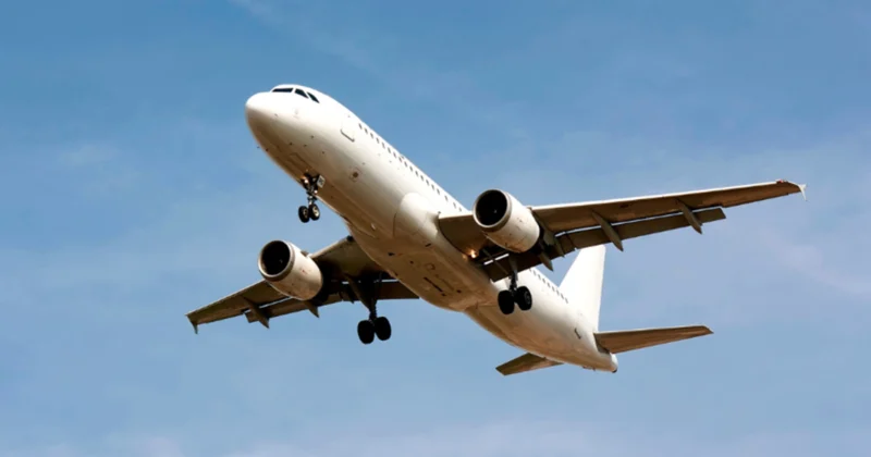 vião branco sobrevoando o céu, indo de Barcelona a Madrid