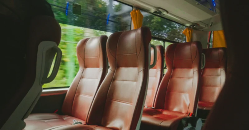 Parte interna de ônibus com poltronas vermelhas indo de Madrid para Barcelon